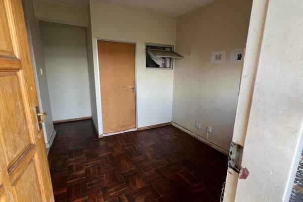 Offering enclosed kitchen unit with fitted cupbboards
Separate bathroom and toilet
Main ...