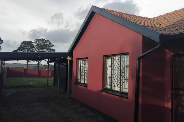 Welcome to your dream home,This  well sized 3 bedroom house with an en-suite  features also a main bathroom separete from the master ...