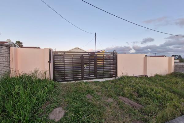 Introducing to the market this 2 bedroom house.

The house consist of 2 bedrooms, family bathroom, kitchen and lounge.

It offers a ...