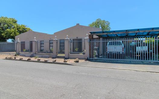 4 Bedroom House for sale in Protea Heights