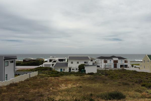 Nestled in the sought-after Pearl Bay part of Yzerfontein, this expansive 803-square-meter vacant plot offers the ideal setting to ...