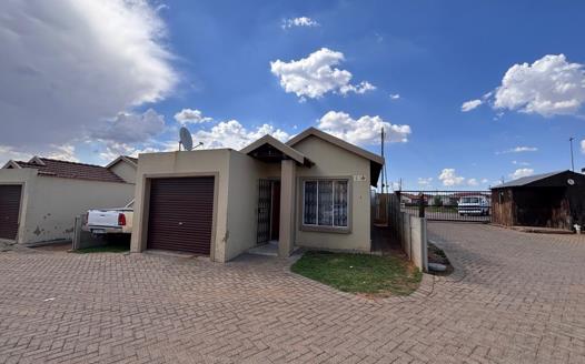 2 Bedroom Townhouse for sale in Mohlakeng