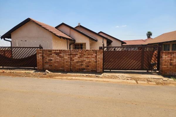 Discover this stunning 3-bedroom home in Daveyton Ext 2, offering comfort and convenience.

Features:

- 3 spacious bedrooms
- 1 lounge ...