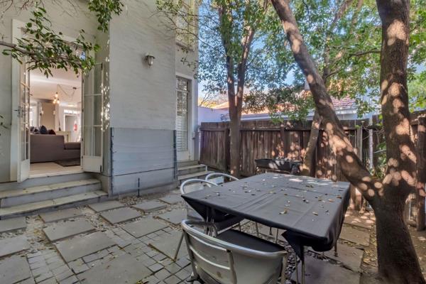 The perfect lock-up and go for the young and trendy executives. Oozing elegance with a chic industrial edge. The open plan living room ...