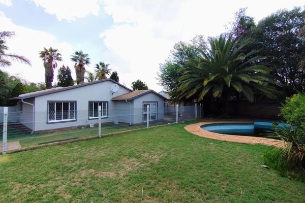 Property Summary:

Bedrooms: 3
Bathrooms: 2

Features: Kitchen, dining room, lounge

Outdoor: Large garden, swimming pool

Location: ...