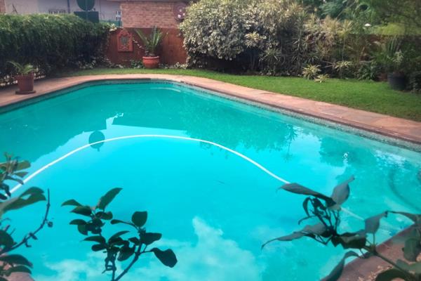 NO LOAD-SHEDDING area. Near Arieng bus route.
Beautiful 3 bedroom,full bathroom unit with a spectacular view. Separate toilet. Kitchen with granite tops and laundry. Back yard for laundry rails. Small garden with wood deck and braai stoep with pizza oven.

Double ...