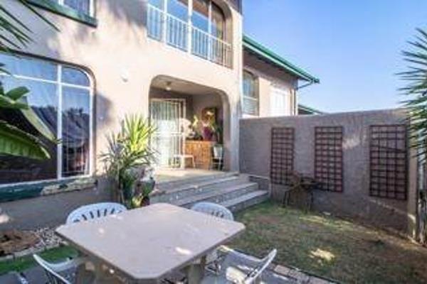 This Duplex is Perfectly Located near all Schools and Shops with wasy access to all Major Routes and Offers The Following:

3 ...