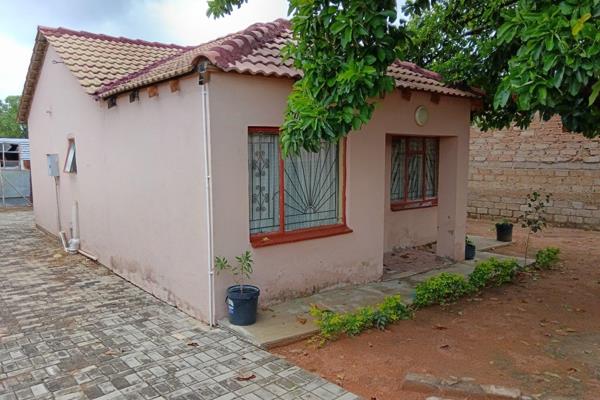 Consist of the following
3 bedrooms
1 kitchen
1 seating
2 bathroom
It is on the main road of Dr kwinda