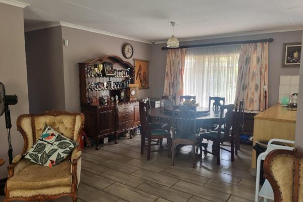 What a gem!! 
This fantastic smallholding is VERY well located, about 400m from the main Road and 4km from Zambezi Mall.
There is SO ...