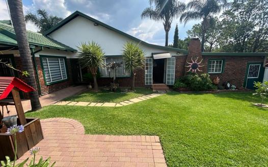 4 Bedroom House for sale in Rooihuiskraal