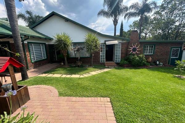 *** Stunning Home in Rooihuiskraal ***

This is a very beautiful property situated in Rooihuiskraal. It&#39;s in a quiet area and a ...