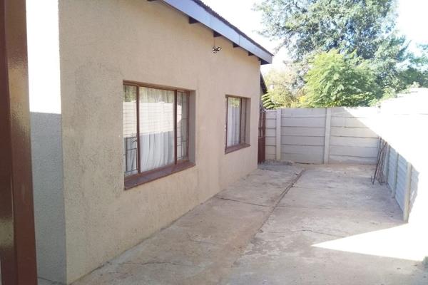 Spacious 2 bedroom house secured 1 bath 1 covered carport
Open plan kitchen and lounge
1 bathroom with bathtub and shower
1 covered ...