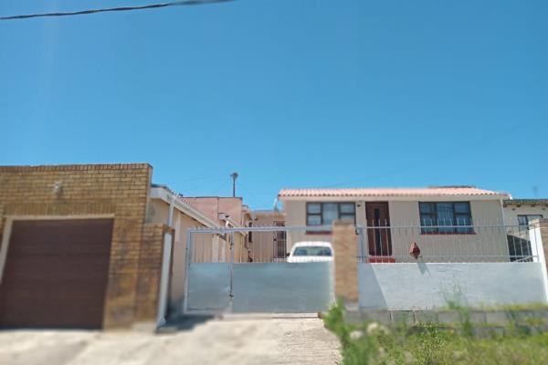 Sizwe Mlungwana Properties is excited to bring to you this stunning family home.

Main house consist of 2 bedrooms, family bathroom ...