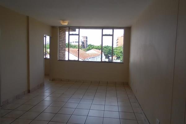 Spuy st close to Johnston this clean tiled unit to let 1 Jan 2025
3rd floor 1.5 bed neat  Excellent living conditions 
Good security ...