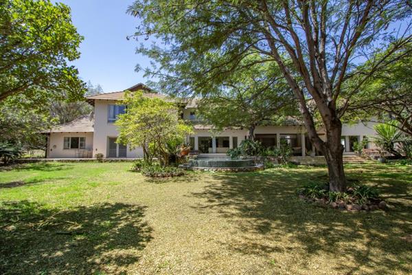 Architecturally Designed Residence with Extensive Equestrian Facilities 
Situated on 2.3 ha (5 3/4 acres) in the Heart of ...