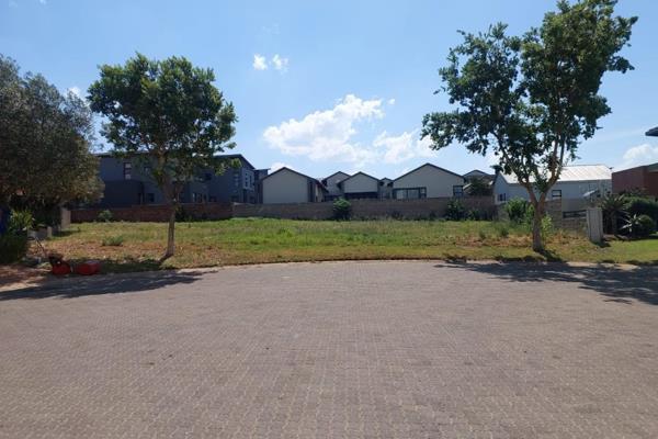 Be in line for one of the last few Copperleaf Golf Estate.
Vacant land to build your dream home in the ever popular Copperleaf Golf ...