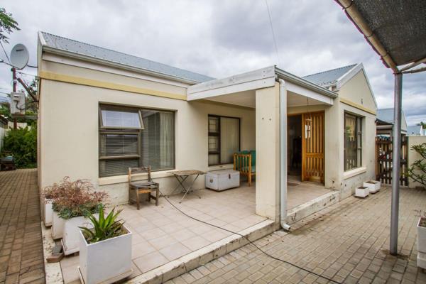 Nestled in a secure complex on a sought-after Oudtshoorn street, this 3-bedroom, 2-bathroom townhouse offers the perfect blend of ...