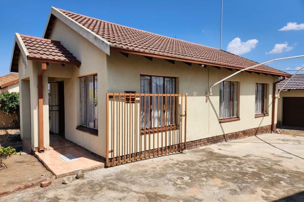 This house is nestled on a very huge 450m&#178; stand, in a well sought after location with a wide variation of amenities which will ...