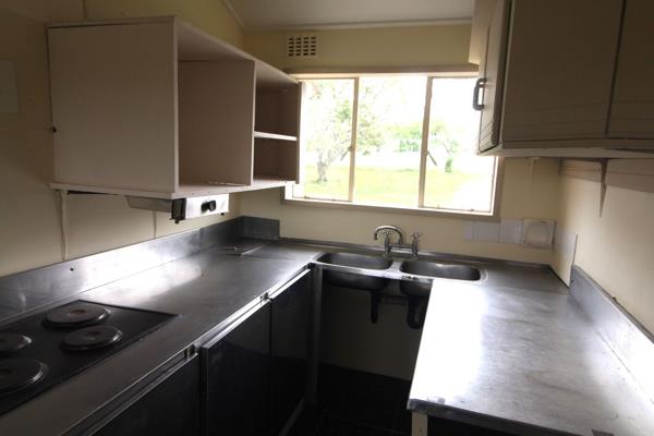 Newly painted 2 bedroom unit in Arundel gardens. occupation is 01 December. property is on Bus route and there is play area for kids. ...