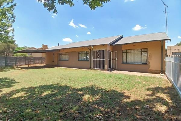 Big yard, double carports. 
3 Bedrooms and 2 bathrooms. 
Open plan living areas. 
Good size kitchen with wooden cupboards. ...