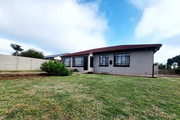 Discover the perfect blend of comfort and practicality with this spacious 4-bedroom home nestled in the heart of Paul Krugersoord ...