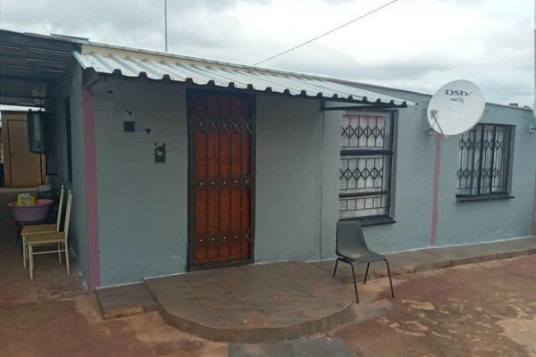 2 bedroom house for sale soshanguve South
2 bathroom
1 kitchen
1 lounge
1 bathroom 