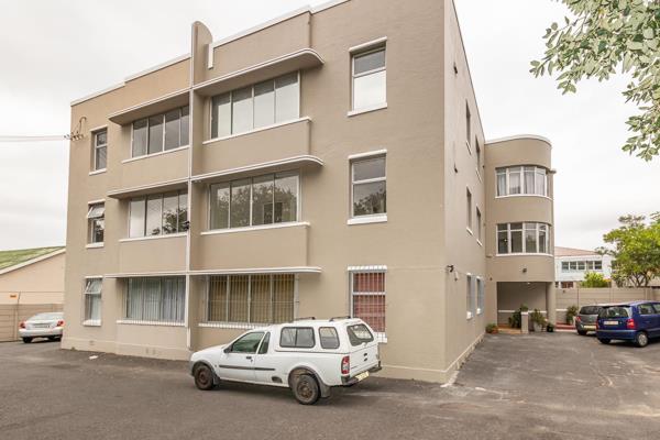 Rare opportunity to live in this 12 unit apartment block.

This unit is two bedrooms with pristine parguet flooring throughout.

The ...