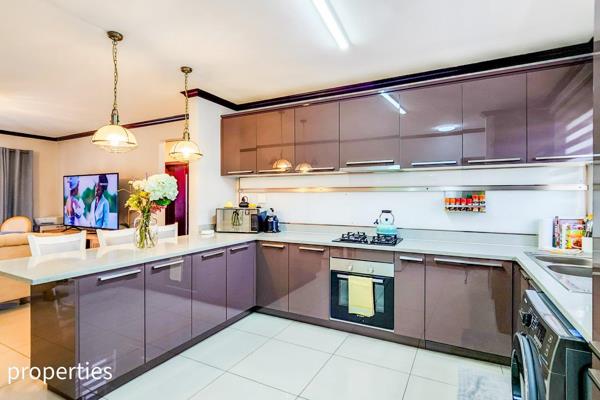 This lovely modern property offers the most amazing open plan kitchen, with granite ...