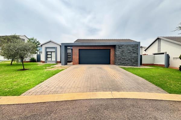 Solid home, perfect for a solid family
Move in ready!!!

3 Bedrooms
2 Bathrooms
2 Garages
Open plan kitchen
Scullery
Patio
Automated sprinklers
Helper&#39;s accomodation
Solar and invertor

TV