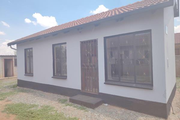 Why rent when you can buy.....
Prime piece of property.....
With a rental income of three rooms......

Three bedroom with one full ...