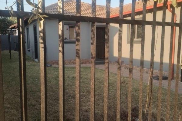 Free standing house for sale in olievenhoutbosch ext 4.
3 bedroom 
1 bathroom 
Garage 
Parking