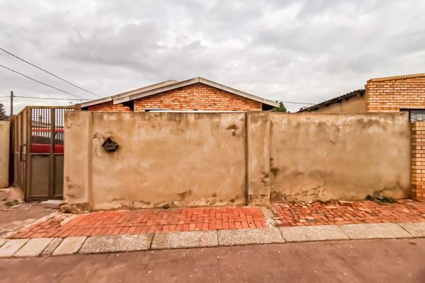 Main house has 2 bedrooms, lounge, kitchen and a bathroom
THIS PROPERTY IS CLOSE TO ALL AMENITIES LIKE The UNIVERSITY OF JHB SOWETO ...