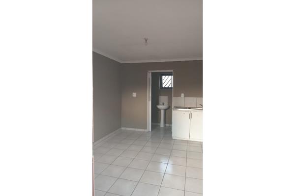 Experience serene living in this bachelor apartment in Forest Heights, Western Cape. Nestled at 19 Tamboti, this cozy flat is available ...