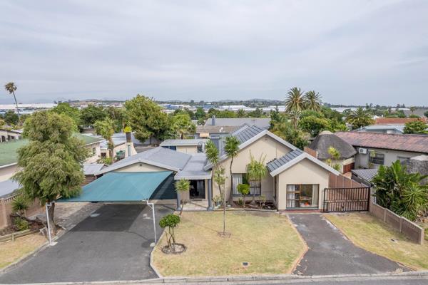 As you enter this home via the enclosed foyer, you are greeted by a large braai room with bar, built braai and pizza oven - sliding ...