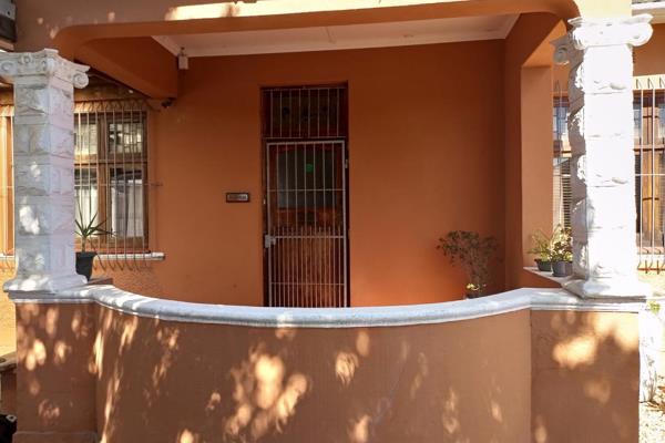 Neat 4 bedroom home (mes) with 3 of the rooms with fitted cupboards, lounge, fully fitted kitchen, bathroom&#160;and&#160;toilet. ...