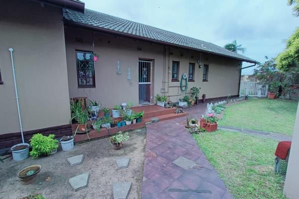 Spacious Family Home with Income-Generating Flats For Sale in Arboretum

The Main home has 3 Bedrooms with built-in cupboards.
The ...