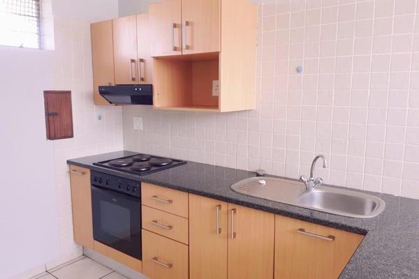 This is bachelor apartment is fairly spacious.
It is tiled throughout and has a light and bright appearance.
It has split ...