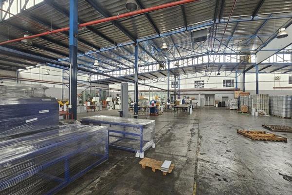 2,900m&#178; Warehouse in Strydompark with Dual Roller Shutter Doors, 400 Amps Power ...