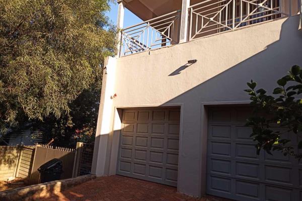 Lovely three-bedroom house to rent in Waterkloof Glen, Pretoria.  Situated inside the sought-after Constantia Glen Security Village ...