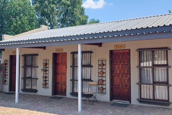 Amazing Investment in Baillie Park Potchefstroom.

This property boasts 11 complete and fully functional units.
Each with 1 shade ...