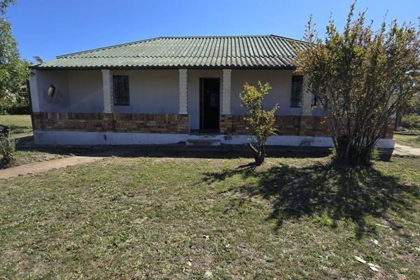 Escape from the huzzle and buzzle from buzy city life to the well know town of Leipoldtville. This farm style house consists of two ...