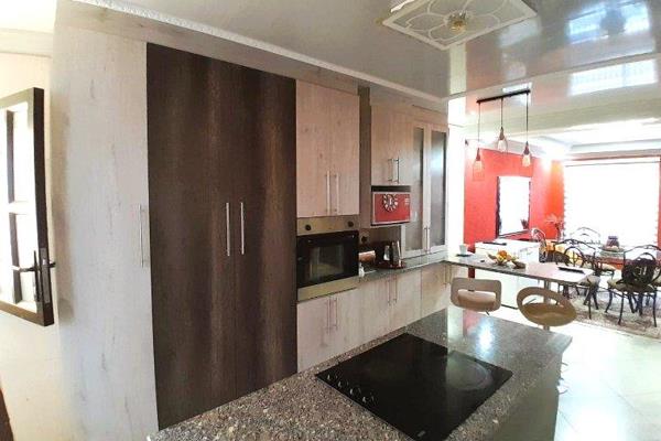 Very neat house is up for grabs in a serene area 10 kilometres away from Pretoria CBD:
Aluminum doors.
Electric glass ...