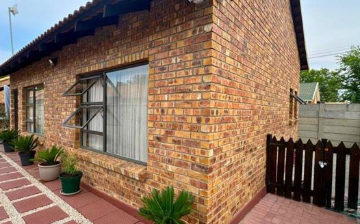 3 Bedroom Townhouse for sale in Sasolburg Ext 10