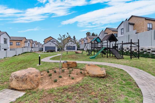 A very well appointed new, compact, solar powered house in Vachellia with many extras. The entrance hall leads past the guest loo and ...