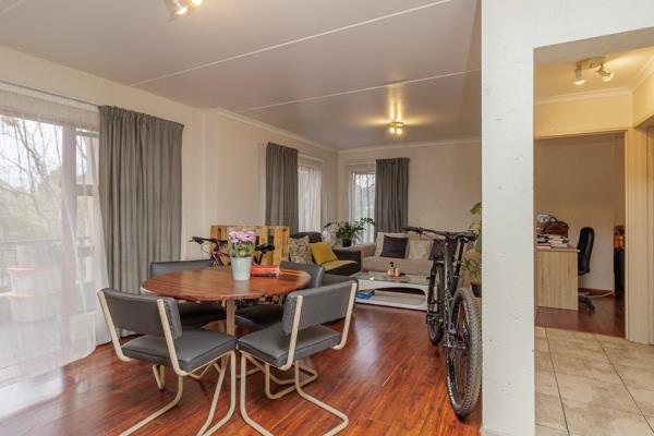 This well-sized top floor 2 bed, 2 bath unit offers a kitchen/dining/lounge area leading ...