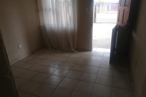 One bedroom flatlet with built in cupboard
kitchen onto lounge
bathroom with shower, basin and toilet
covered parking
water ...