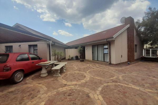 This property is ideal for student accommodation and is near VUT.  The inside of this property has 8 bedrooms with built in cupboards. ...