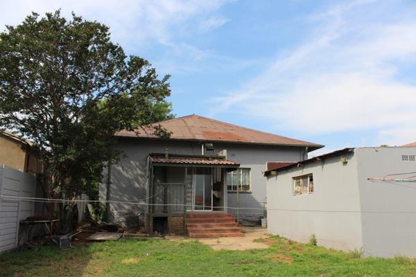 You don&#39;t find homes with beautiful pressed ceilings and solid wooden floors ...