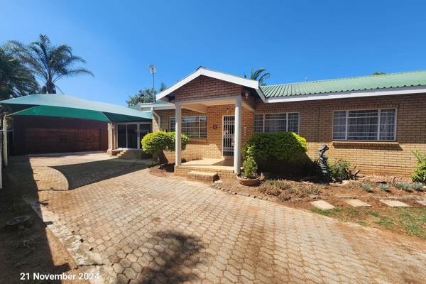 Discover a meticulously maintained 3-bedroom family home in the sought-after Bendor area of Polokwane. This light-coloured face brick ...