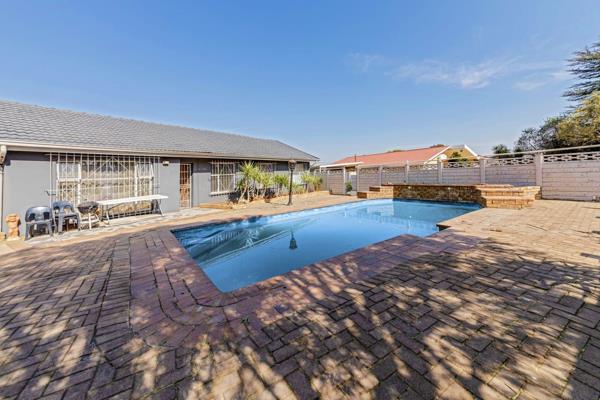 This property has 2 rental options:

    1.MAIN HOUSE ONLY 
&#176; R 12 500 PER MONTH 
&#176; Prepaid Electricity 
&#176; Water is ...